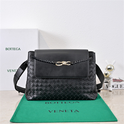 BV Medium Andiamo Messenger Bag In Calfskin Black