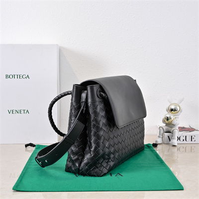 BV Medium Andiamo Messenger Bag In Calfskin Black