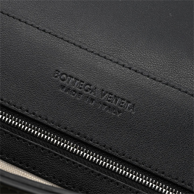 BV Medium Andiamo Messenger Bag In Calfskin Black