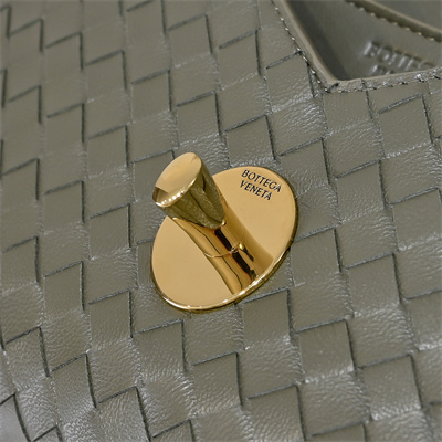 BV Knot Lock Bag In Lambskin Cypress