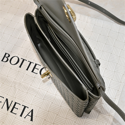 BV Knot Lock Bag In Lambskin Cypress