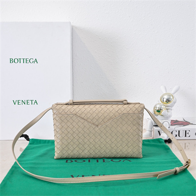 BV Knot Lock Bag In Lambskin Ecru