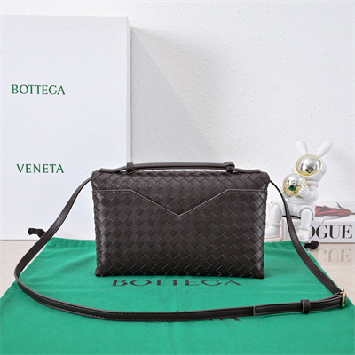 BV Knot Lock Bag In Lambskin Fondant