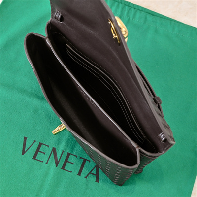 BV Knot Lock Bag In Lambskin Fondant