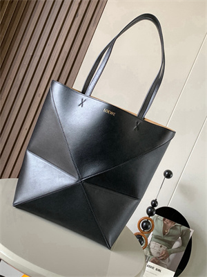 L0ew* medium puzzle fold tote in shinny calfskin black