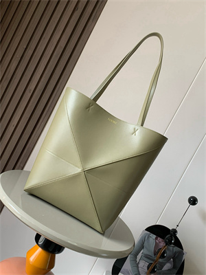 L0ew* medium puzzle fold tote in shinny calfskin