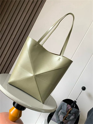 L0ew* medium puzzle fold tote in shinny calfskin