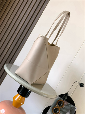 L0ew* medium puzzle fold tote in shinny calfskin