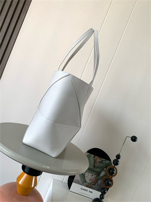 L0ew* medium puzzle fold tote in grained calfskin