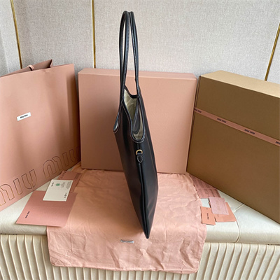 M*um*u ivy leather bag black color