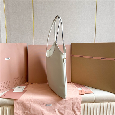 M*um*u ivy leather bag white color