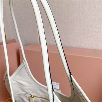 M*um*u ivy leather bag white color